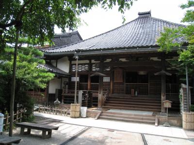 金沢城の守りのために加賀藩が寺を集めた寺町寺院群のなかにある