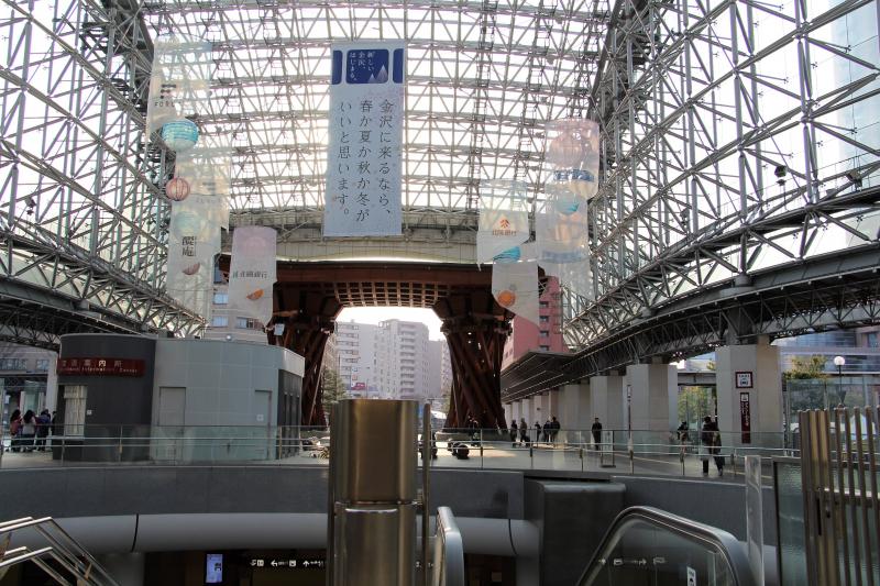金沢駅を象徴するガラスの「もてなしドーム」