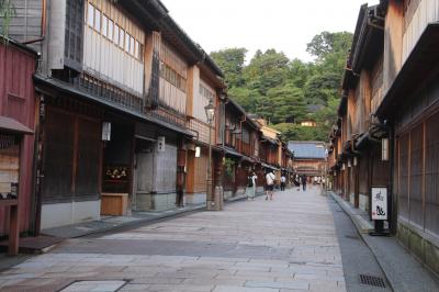 江戸時代から明治時代の茶屋建築が並ぶメインストリート