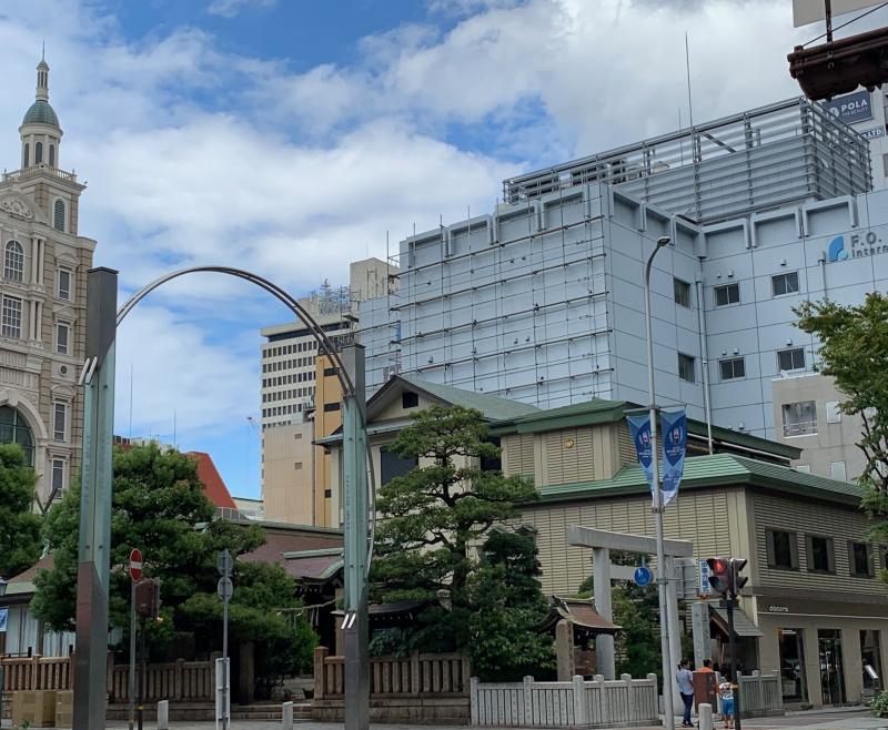 起点のアーチと三宮神社（右）