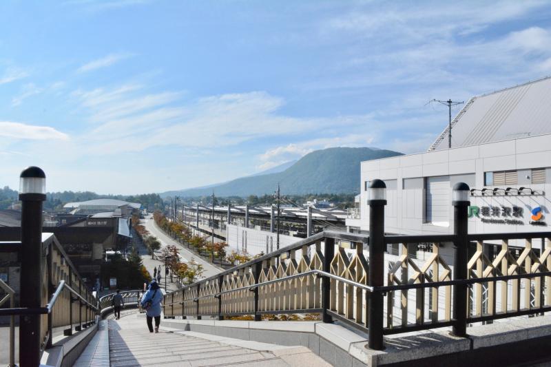 軽井沢駅を降りて歩道橋を渡れば、目の前に広がるのが軽井沢・プリンスショッピングプラザです