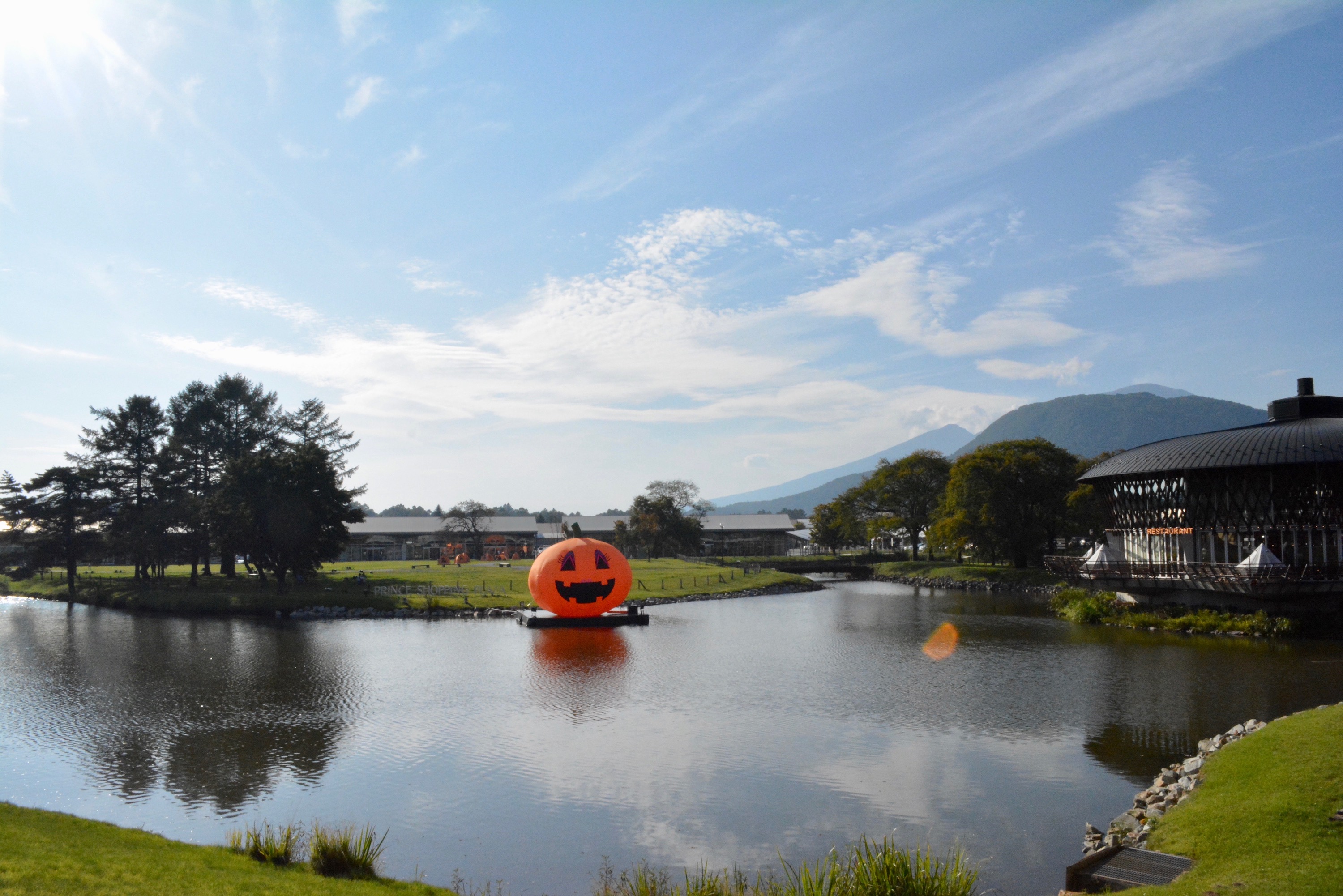 見晴らしのよい池の前は絶好の撮影スポット。天気が良ければ浅間山も見えます