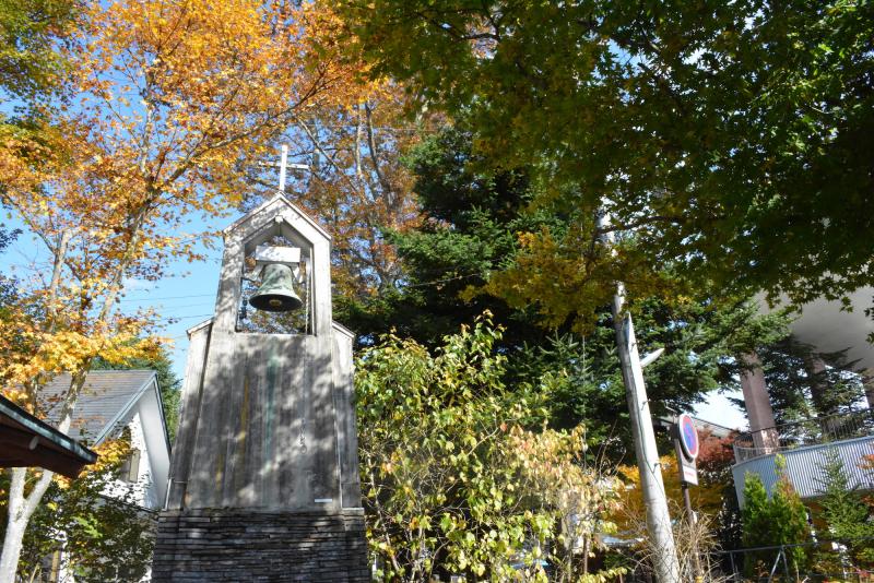 教会の外にある鐘は、朝、昼、夜の1日3回鳴らされます