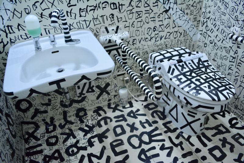 2階のトイレはインスタレーション作品にもなっているのでぜひ入ってみて。ちゃんとトイレとしても使用できます（向井修二「記号化されたトイレ」2014）