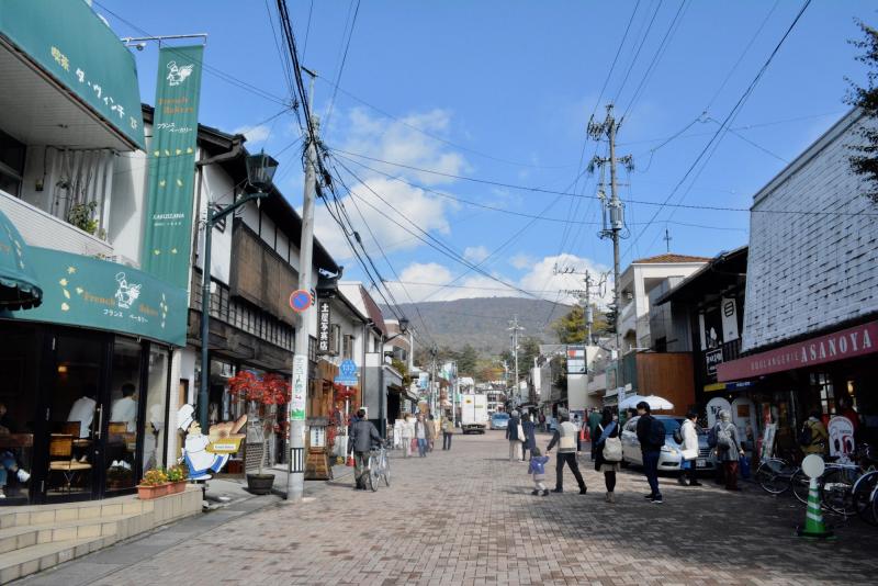 道の両側に「ブランスベーカリー」と「浅野屋」、二つのパン屋さんが。店の前を通るとふわっとパンの香りが漂います