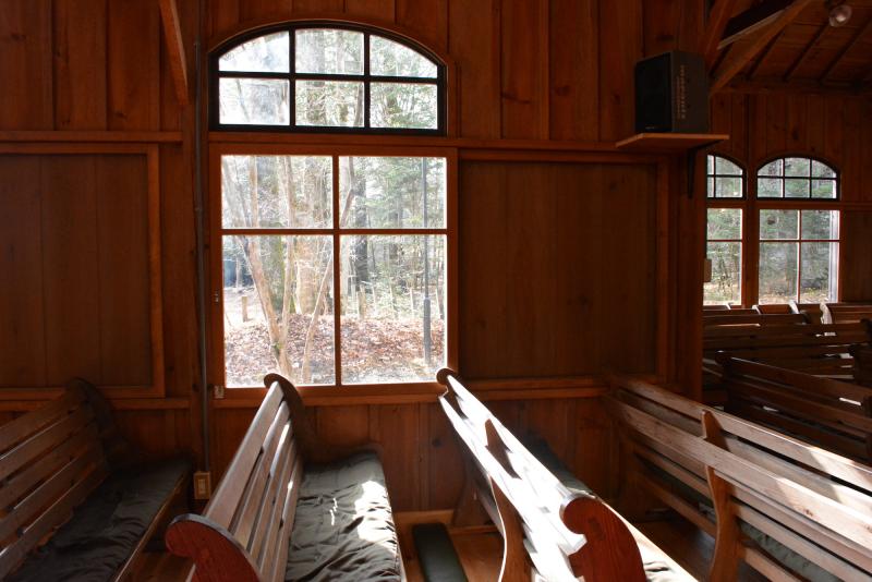 丸い形の窓には、大正時代の建築様式の特徴があらわれています