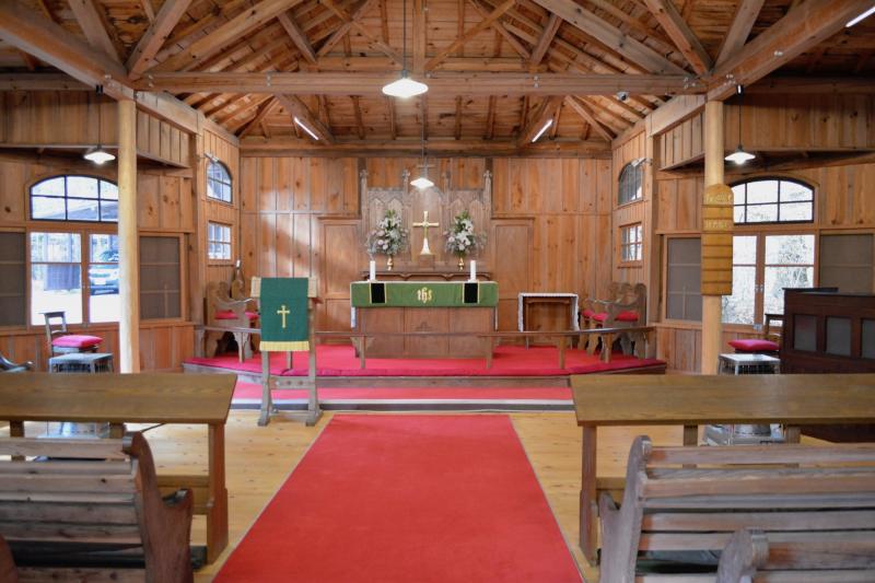 祭壇の調度品も一つひとつに歴史が感じられます（室内は撮影禁止。取材時は許可をいただいて撮影）