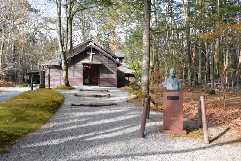 軽井沢ショー記念礼拝堂は、竣工時に廃材を利用して作られたという簡素なつくり