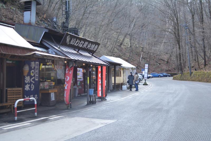 周辺にはイワナの炭火焼(1本700円)が食べられるお店も