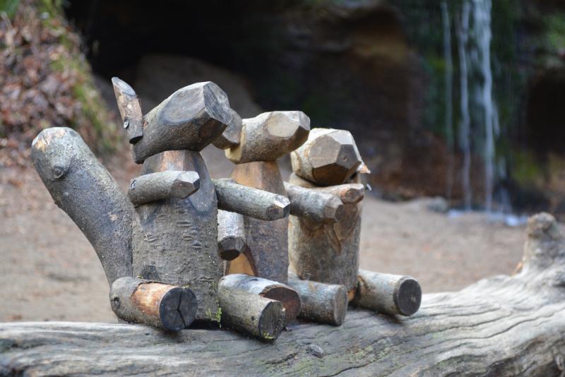 遊歩道入口から白糸の滝までの150mほどの道では、かわいらしい木の動物たちにも出会えます