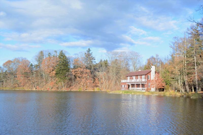 湖畔には、サガンの翻訳で知られる朝吹登水子の別荘「睡鳩荘」が。代表的なヴォーリズ建築