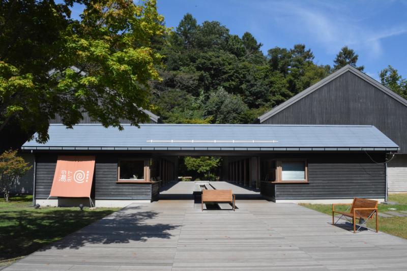 建物の右側が女湯、左側が男湯。脱衣所は広々として清潔感があります