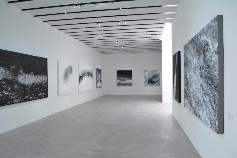 中国生まれの書画家、婁正綱(ロウ・セイコウ)の作品が並ぶ2階展示室。2階では、一部が撮影可能となっています