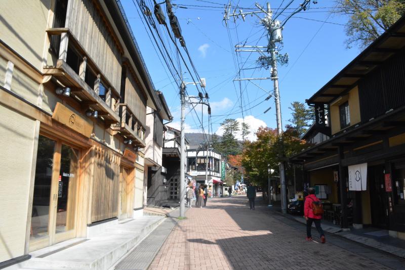 旧軽井沢銀座通りの奥にある脇道。脇道に入ると人通りも落ち着き、のんびりと観光ができます