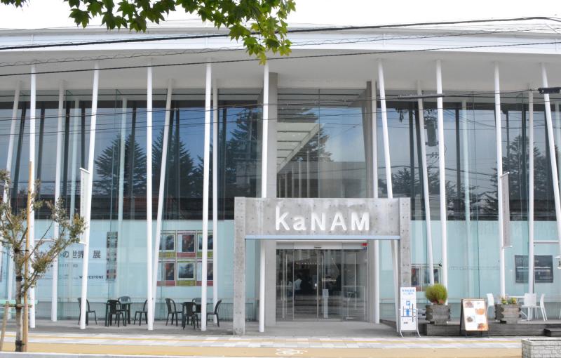 軽井沢ニューアートミュージアムは略してkaNAM。白い柱はカラマツ林をイメージしています