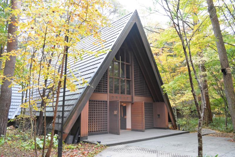 森のなかに佇む軽井沢高原教会。三角屋根が特徴的です