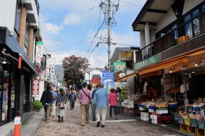 旧軽井沢銀座通りの入口付近。車も通行できる通りなので歩くときには車に注意を