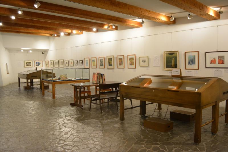 軽井沢絵本の森美術館の企画展示室。貴重な原画や絵本、古書が展示されていました