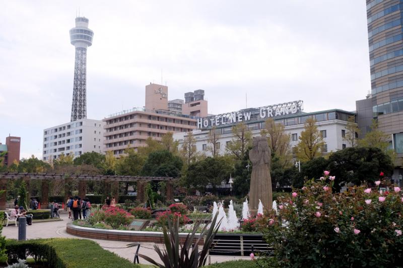 水の守護神像と噴水。バックには「横浜マリンタワー」や「HOTEL NEW GRAND」も