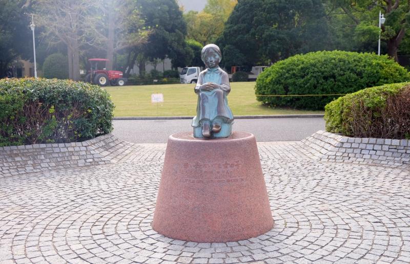 赤い靴はいてた女の子像