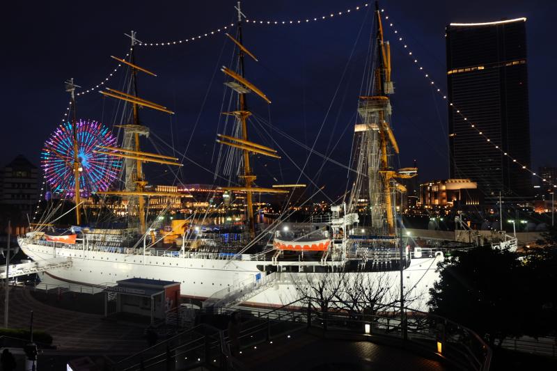ランドマークタワーへと続く歩道から見た帆船日本丸の夜景