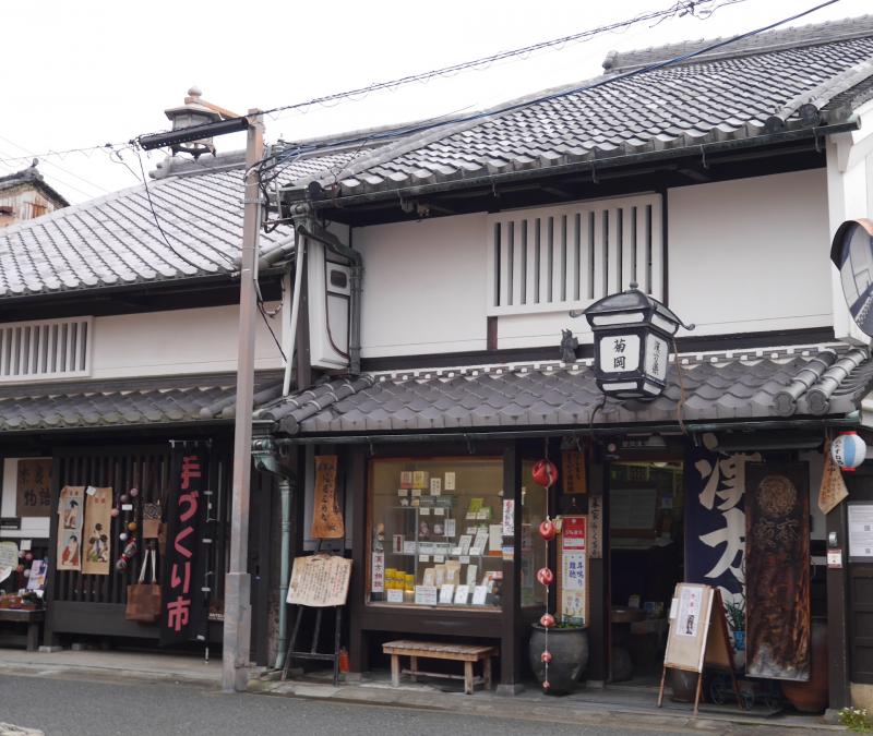 平安時代や江戸時代創業など、伝統ある商家も健在