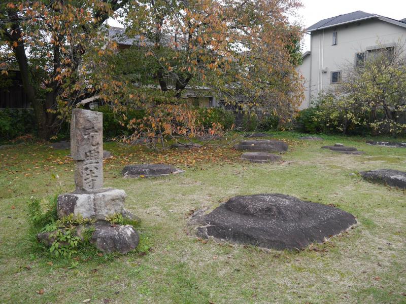 現在の元興寺境内から1ブロック南に残る史跡元興寺塔跡