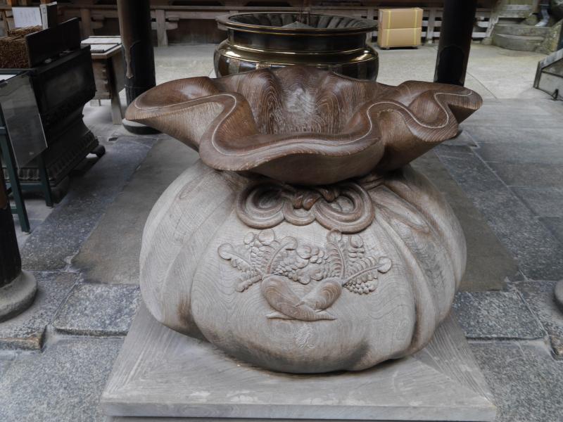 財運アップを叶えてくれそうな巾着型の賽銭箱