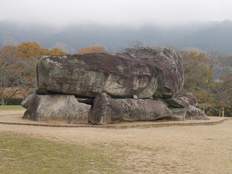 石室の上部がむき出しなった石舞台古墳