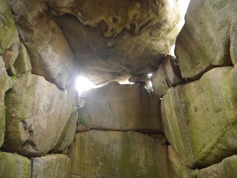 巨大な石を巧みに積み重ねて石室を造っている