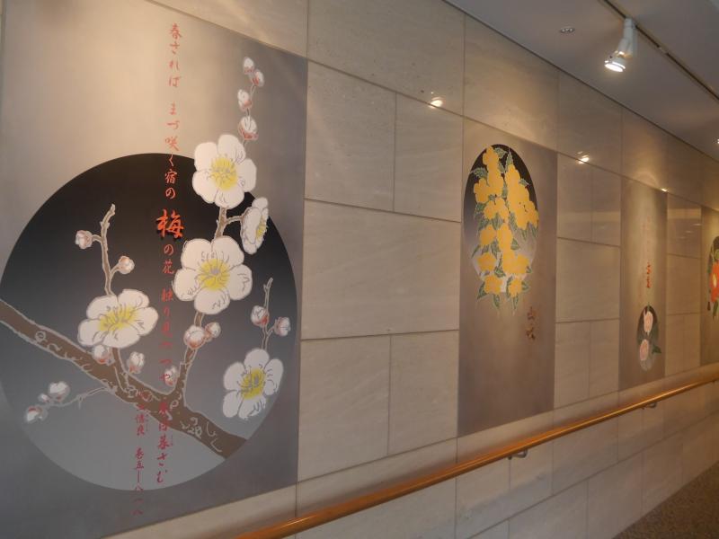 通路には四季の花を歌い込んだ万葉の歌を展示