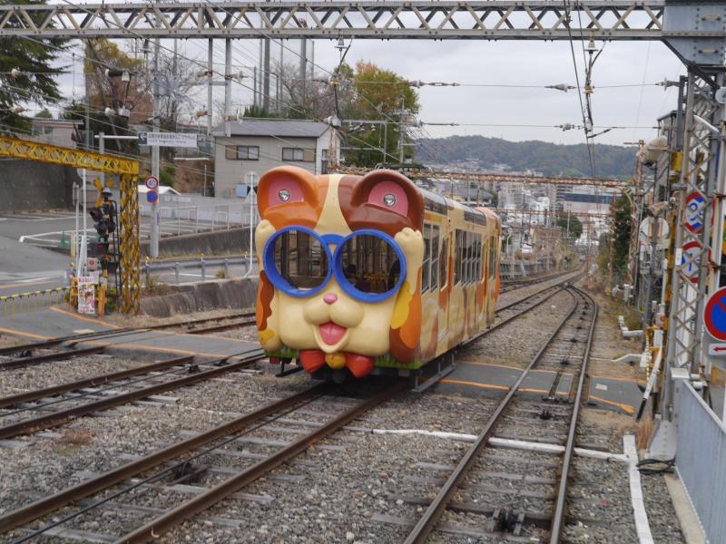 山腹に暮らす人々の足でもある三毛猫顔のケーブルカー「ミケ」