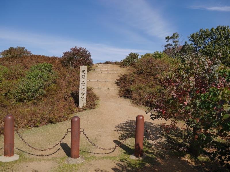 山頂の鶯塚古墳の霊を鎮めるために山焼きが始まったという
