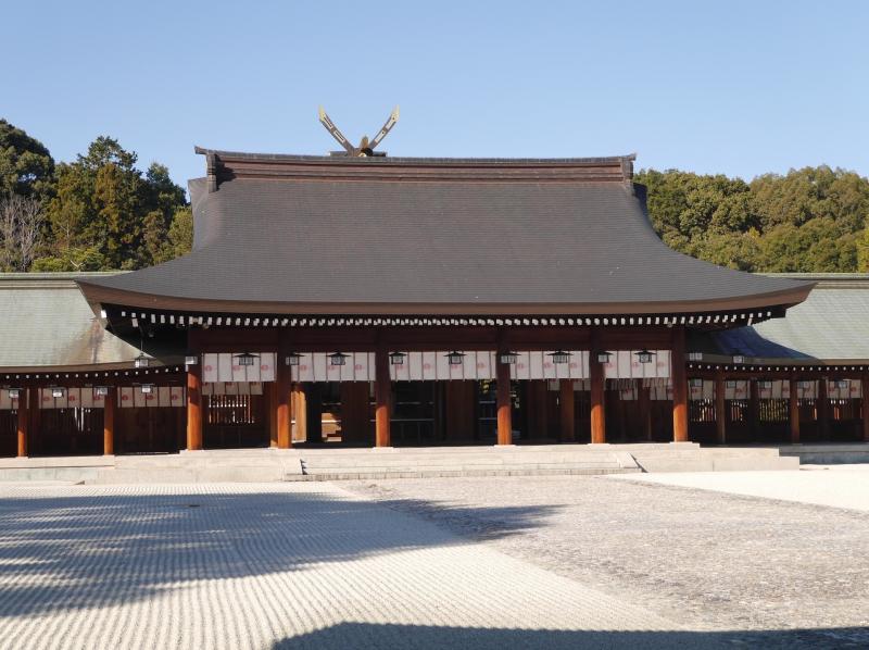 内拝殿の屋根越しに幣殿の千木、鰹木が見える