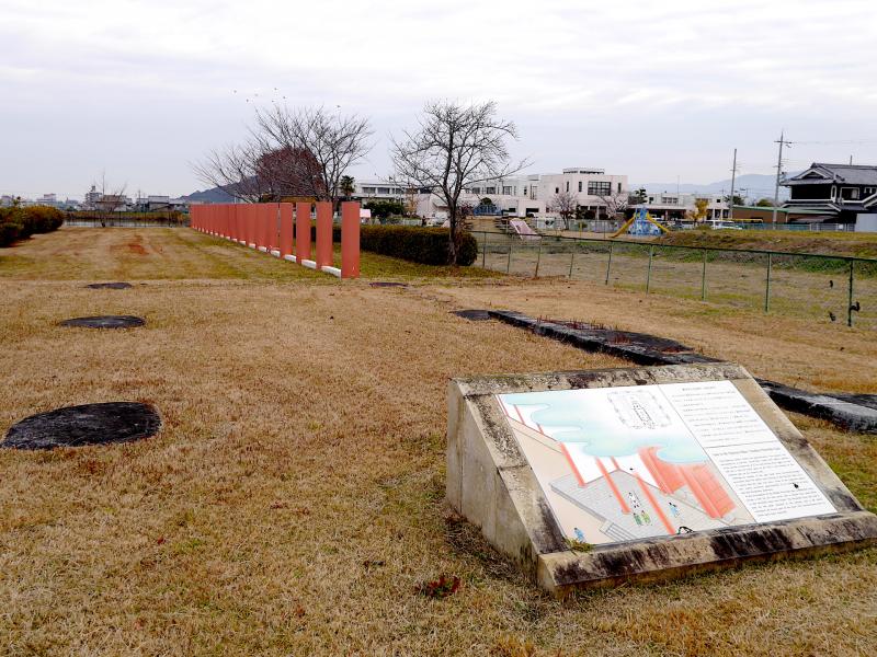 西側の住宅街の中にある藤原宮の西面南門跡
