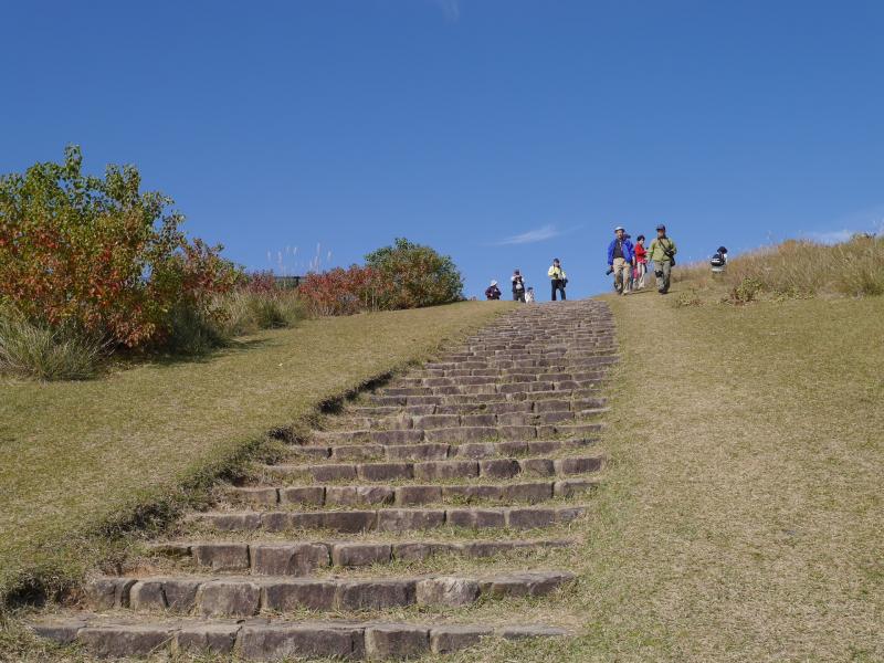 南ゲートから一重目へのルートも階段が続く