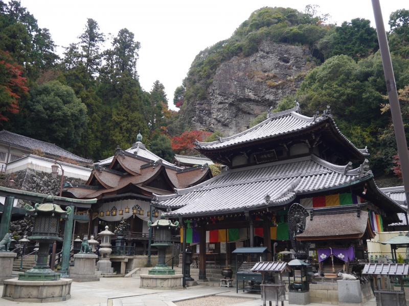 本堂と拝殿の奥に、弘法大師も修行したという般若窟のある岩壁がそそり立つ