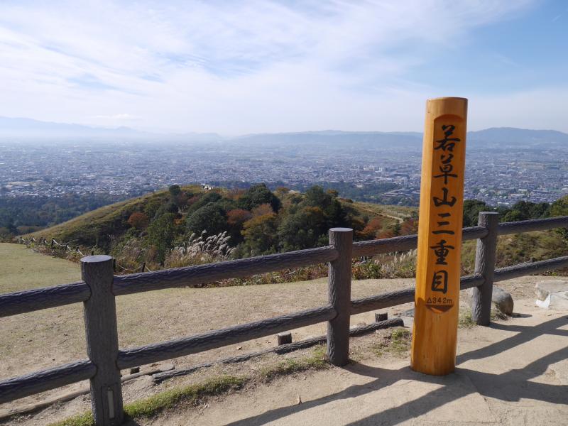 三重目にある山頂展望台からは奈良盆地が一望のもと