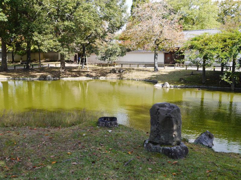 県庁東交差点近くのみとりい池周辺も奈良公園。南都八景の轟橋と雲井坂の碑がある
