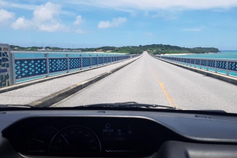 宮古島と池間島を結ぶ池間大橋。池間ドライブのスタート！