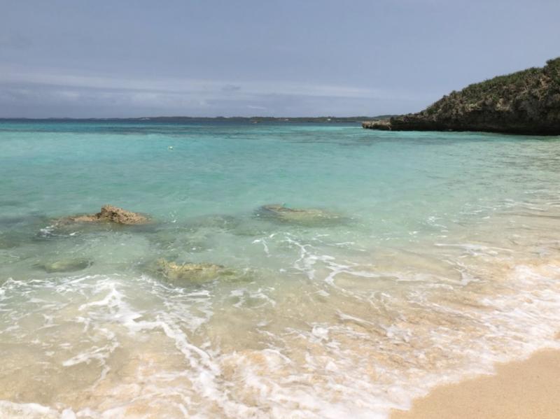 静かに広がっている白砂と穏やかな海