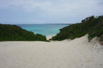 砂山を登り切ると見えてくるマリンブルー