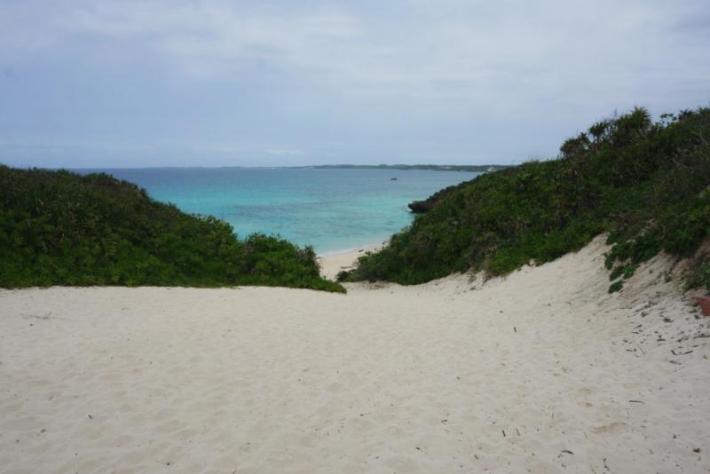 砂山を登り切ると見えてくるマリンブルー