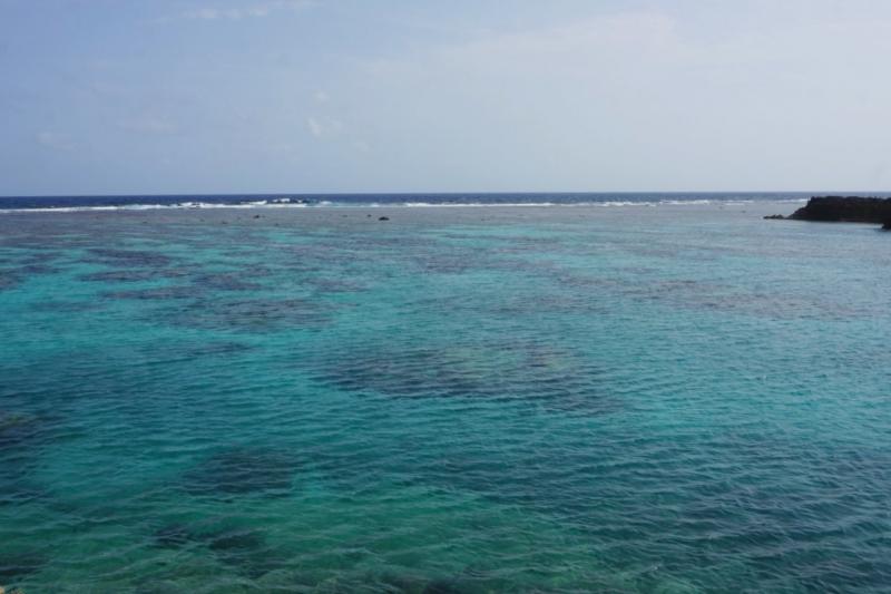 手を伸ばせばすぐに触れられる宮古ブルー