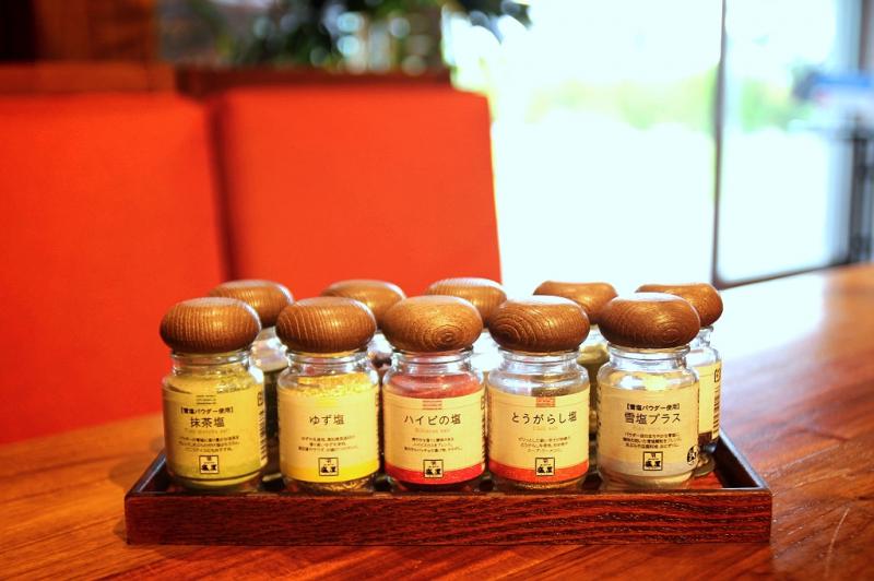 雪塩ソフトクリームにオプション（無料）の塩を振りかけてどうぞ！