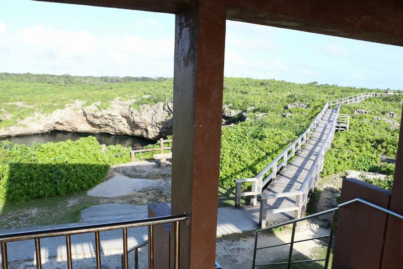 整備された歩道　暑い日は遮るものがないので熱中症対策を忘れずに