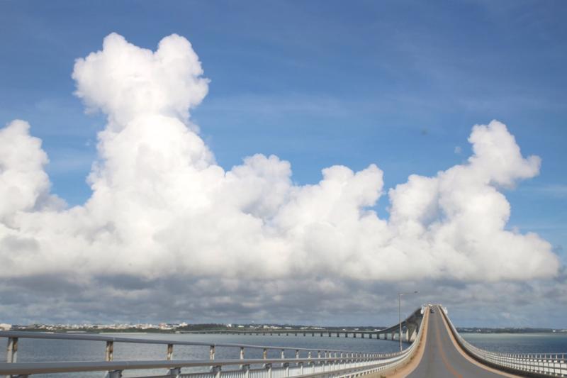 モクモクの入道雲と伊良部大橋。このコントラストがたまりません！