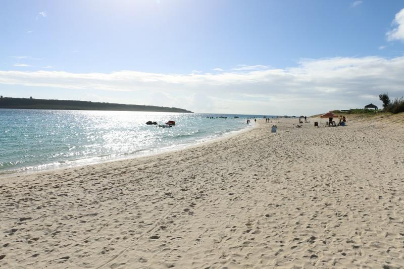 キラキラと眩しい海面　まずは砂浜を裸足で！