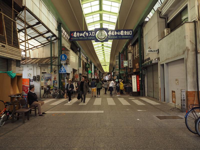 街を東西に伸びる尾道本通り商店街