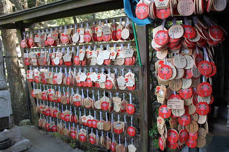 大聖院の絵馬はまんまるでかわいらしい達磨様